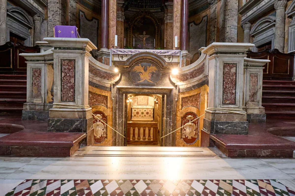 Rzym Santa Prassede - wejście do krypty