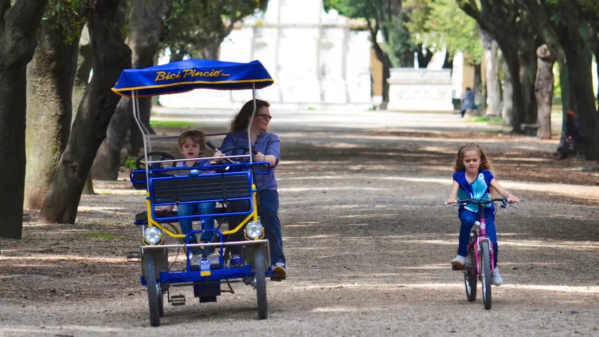 Rozrywki dla dzieci w Rzymie 1 Dzieci bawiące się w Villa Borghese w Rzymie