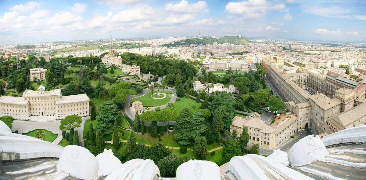 Ogrody watykańskie — historia, atrakcje i zwiedzanie (2026) 1 Ogrody watykańskie - widok z kopuły bazyliki Świętego Piotra