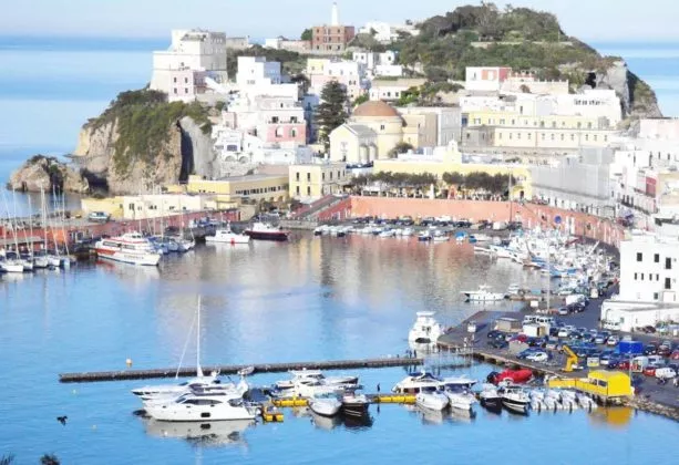 Wyspy Pontyjskie - panorama portu Ponza