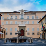 Castel Gandolfo — fasada Pałacu Papieskiego od strony miasta
