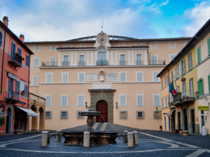 Castel Gandolfo — fasada Pałacu Papieskiego od strony miasta