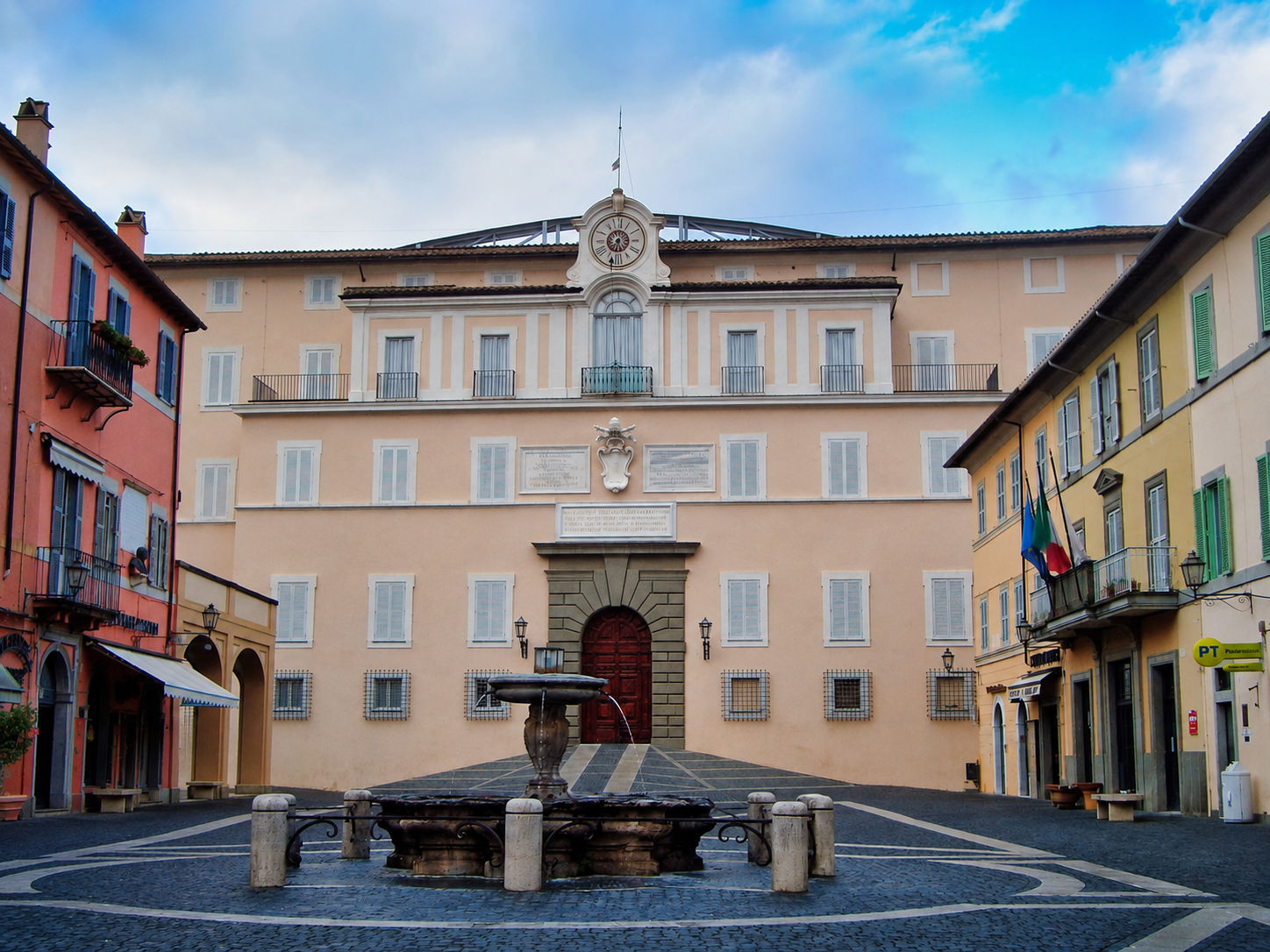Castel Gandolfo — fasada Pałacu Papieskiego od strony miasta