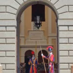 Castel Gandolfo — Szwajcarzy przy portalu wejściowym do Pałacu Apostolskiego