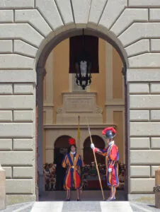 Castel Gandolfo — Szwajcarzy przy portalu wejściowym do Pałacu Apostolskiego