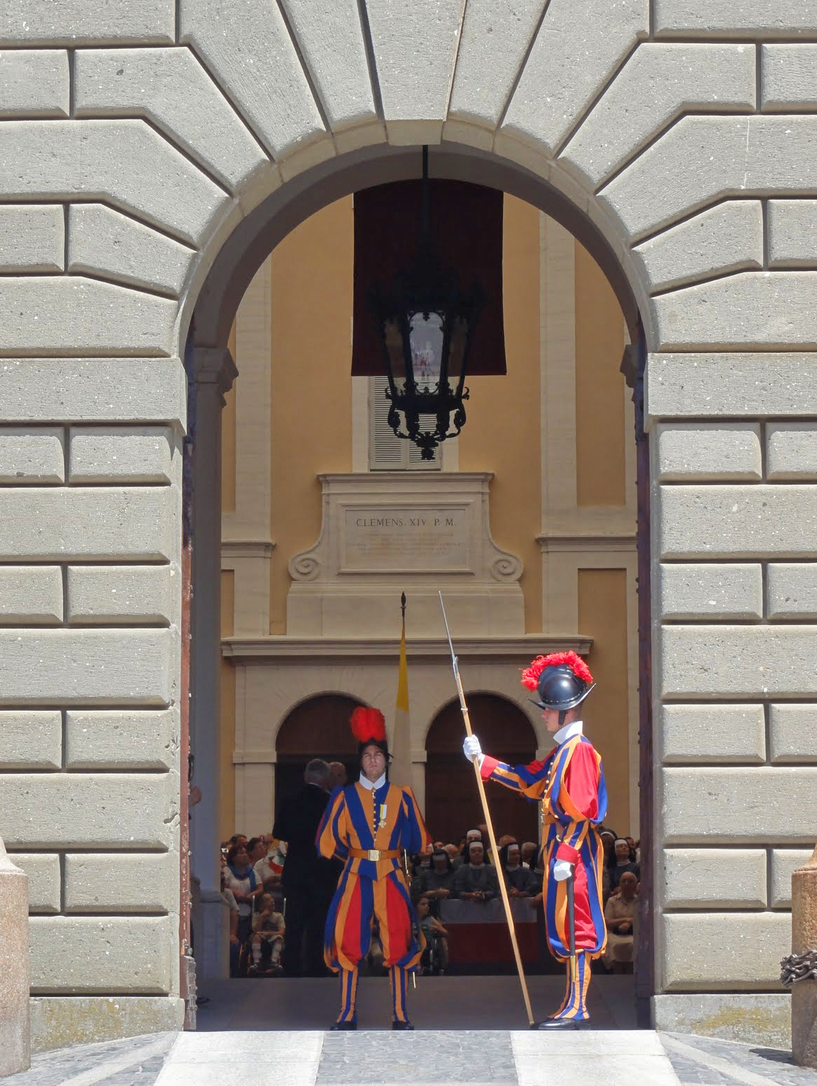 Castel Gandolfo — Szwajcarzy przy portalu wejściowym do Pałacu Apostolskiego