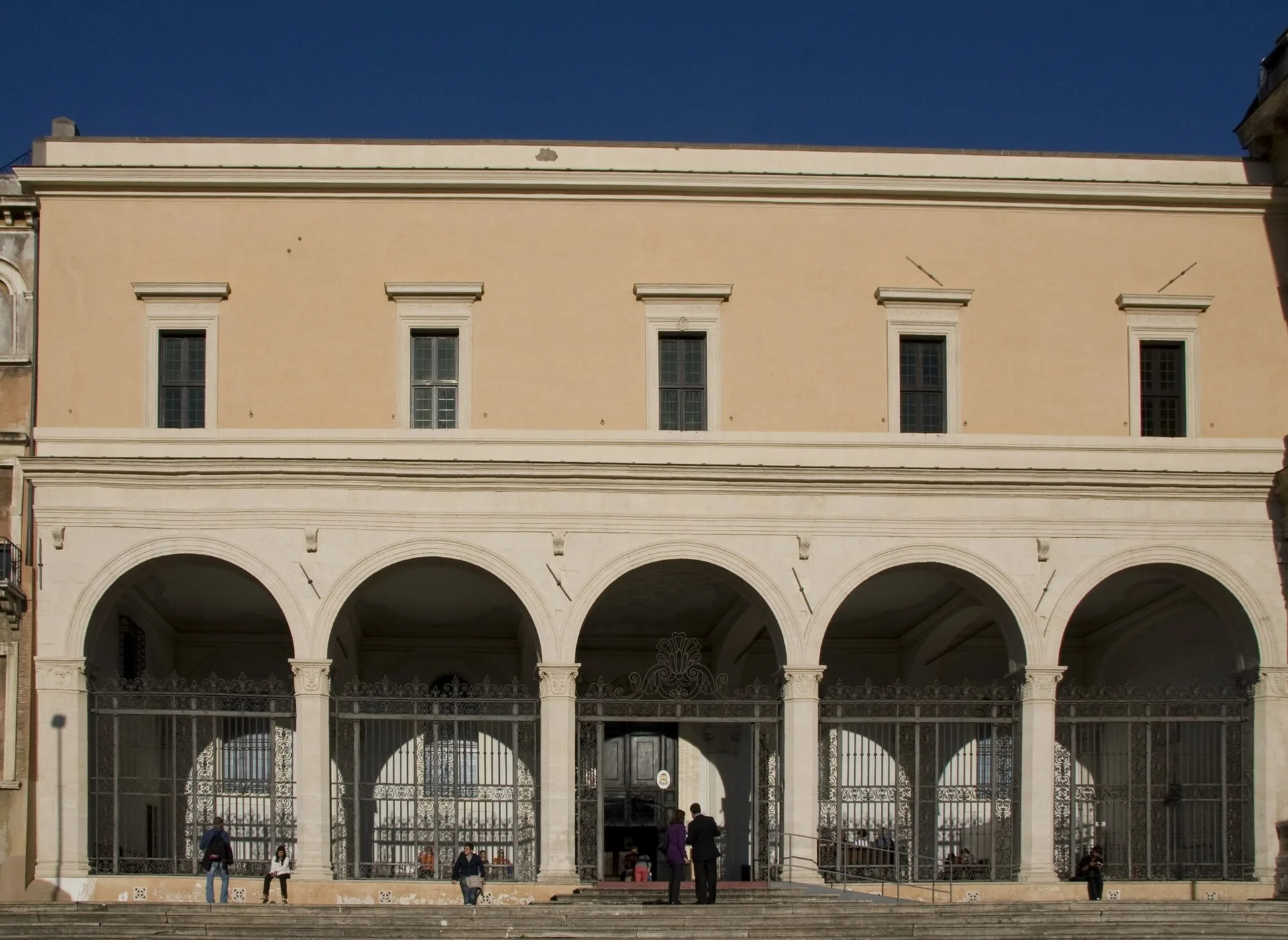 Renesansowa fasada z portykiem bazyliki San Pietro in Vincoli na Eskwilinie w Rzymie