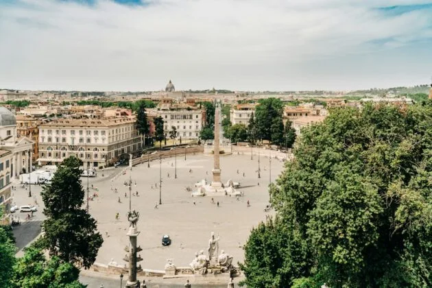 Widok z Pincio na Piazza del Popolo z obeliskiem Flaminio, w tle kopuła Bazyliki św. Piotra