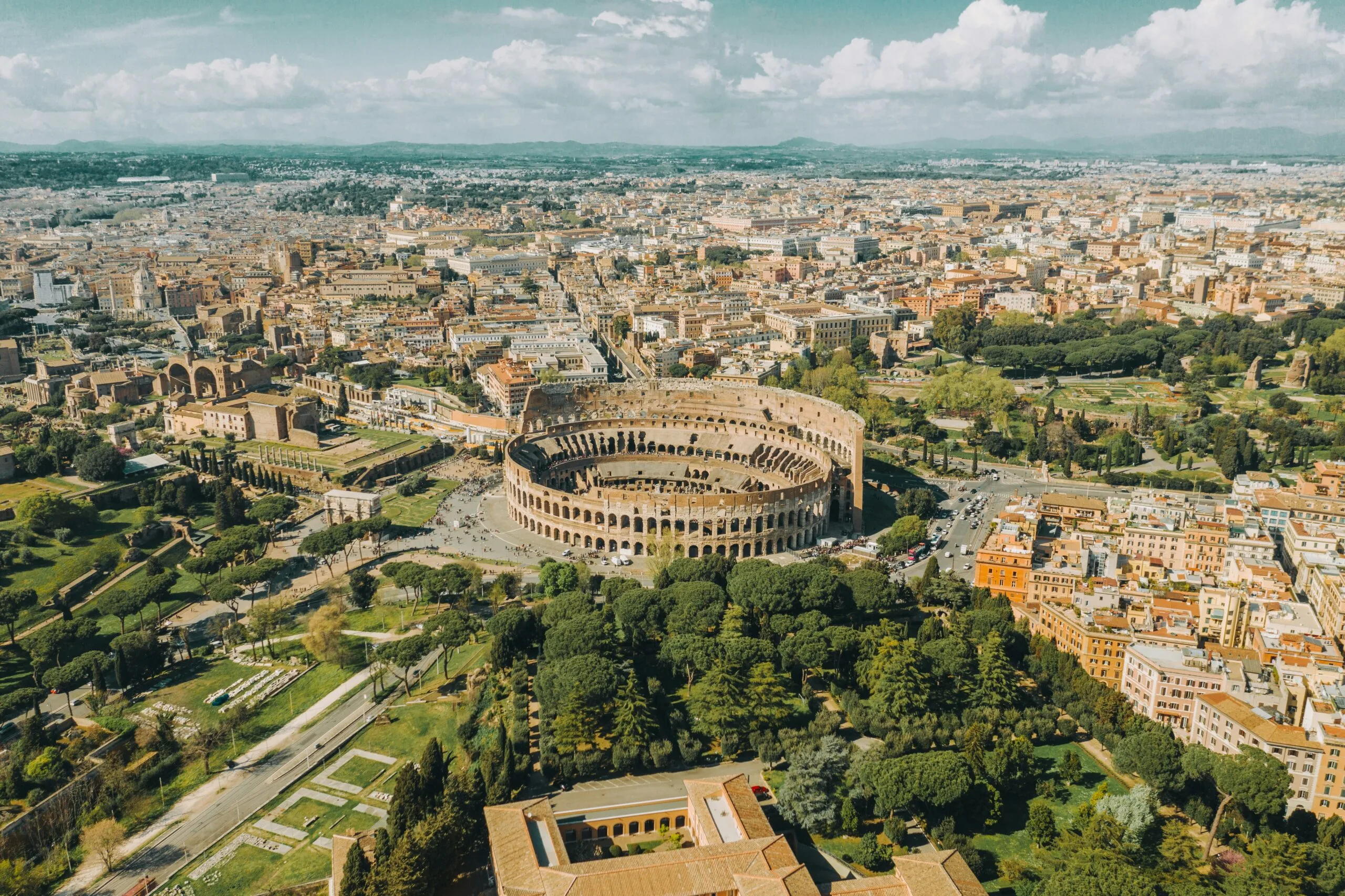 Widok z lotu ptaka na Via dei Fori Imperiali i Fora Cesarskie w Rzymie — tu zlokalizowana jest nowa stacja metra linii C Colosseo–Fori Imperiali