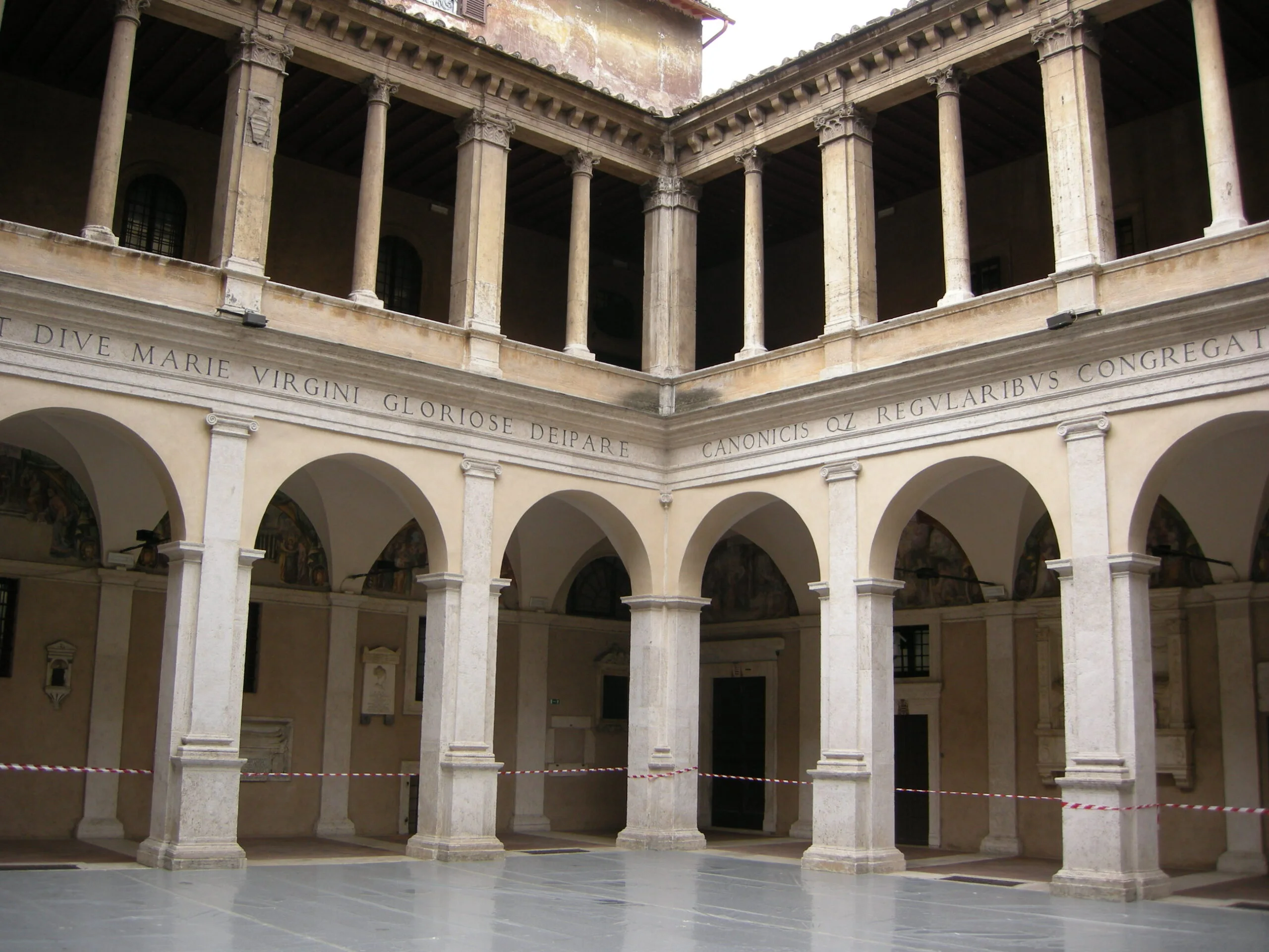 Krużganek Bramantego (Chiostro del Bramante) przy Santa Maria della Pace w Rzymie