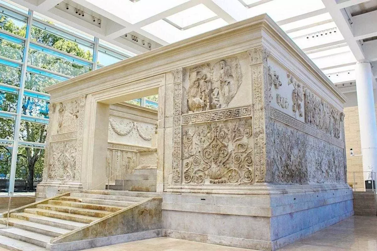 Rzym - Ara Pacis - strona północna ołtarza