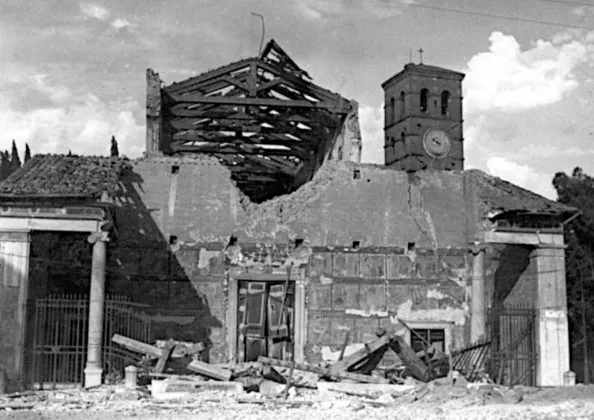 Rzym - bazylika San Lorenzo fuori le Mura - zniszczenia po bombardowaniu w 1943 r.