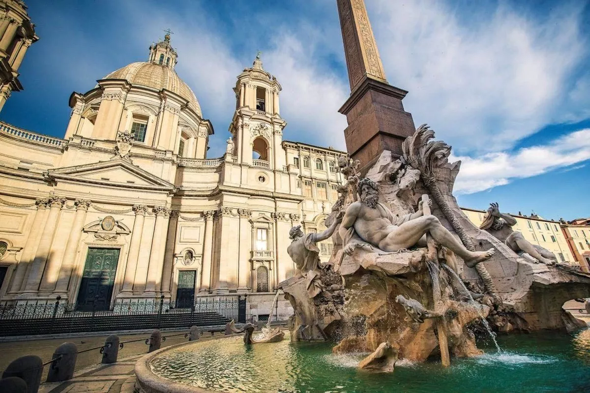 Fontanna Czterech Rzek Berniniego — widok ogólny na Piazza Navona