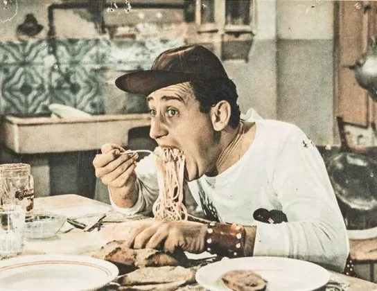 Kuchnia rzymska... scena z filmu "Amerykanin w Rzymie"... Alberto Sordi