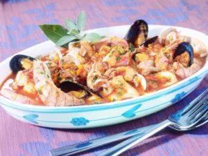 Zuppa di pesce - owoce morza, kraby i ryby w sosie pomidorowym