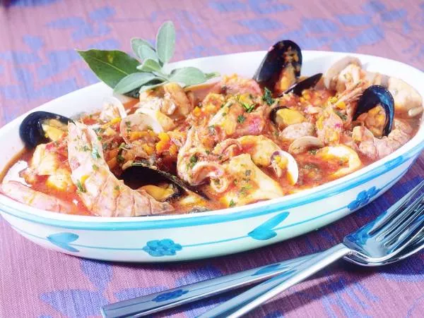 Zuppa di pesce - owoce morza, kraby i ryby w sosie pomidorowym