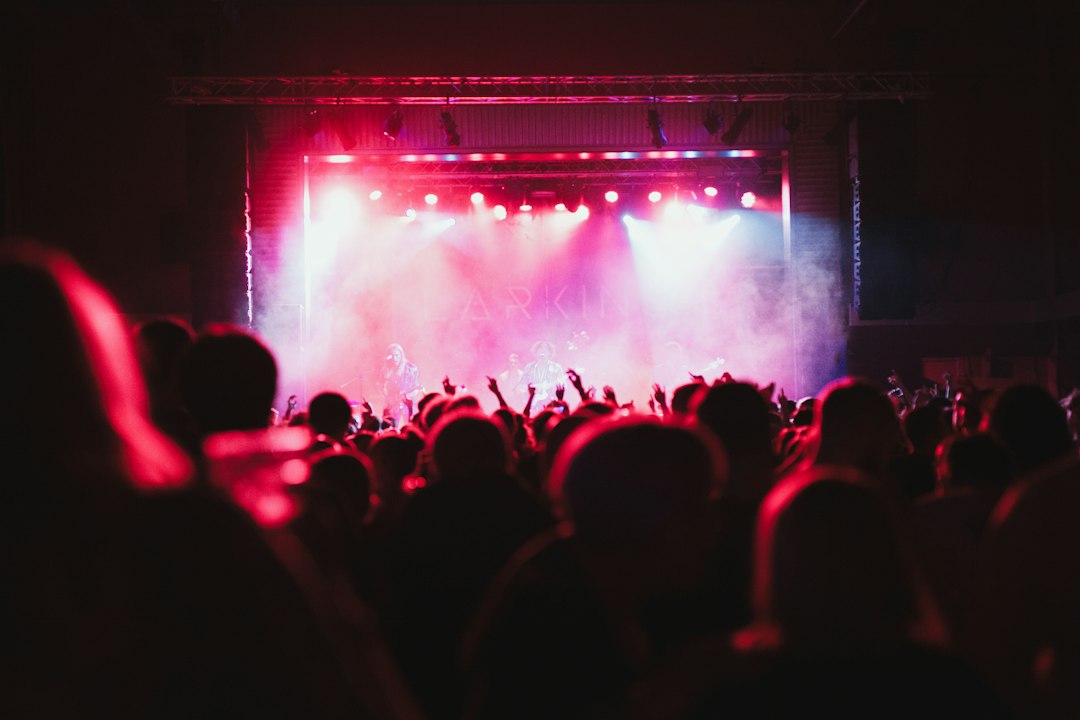 Darmowe koncerty na Piazza del Popolo: The Kolors, Noemi, Rocco Hunt i Enrico Brignano (9–14 października 2026) 1 Publiczność pod sceną podczas wieczornego koncertu plenerowego