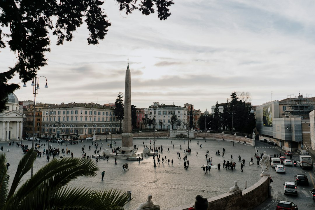 Darmowe koncerty na Piazza del Popolo: The Kolors, Noemi, Rocco Hunt i Enrico Brignano (9–14 października 2026) 2 Obelisk Flaminio na środku Piazza del Popolo w Rzymie