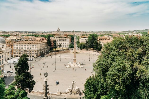 Widok z Pincio na Piazza del Popolo z obeliskiem Flaminio, w tle kopuła Bazyliki św. Piotra