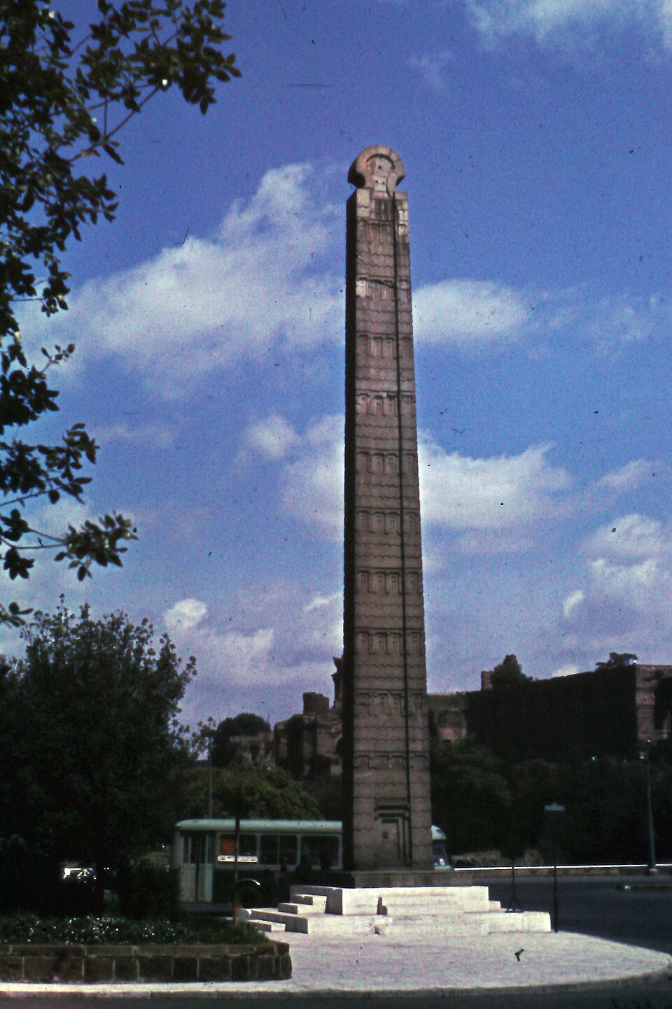 Wystawa FAO „Od ziarna do żywności” na Circo Massimo (8–12 października 2026) 1 Stela z Aksum na Piazza di Porta Capena w Rzymie, na zdjęciu z 1960 roku