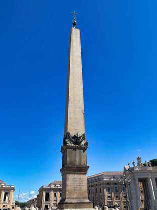Obelisk watykański w centrum Placu Świętego Piotra — w otoczeniu kolumnady Berniniego