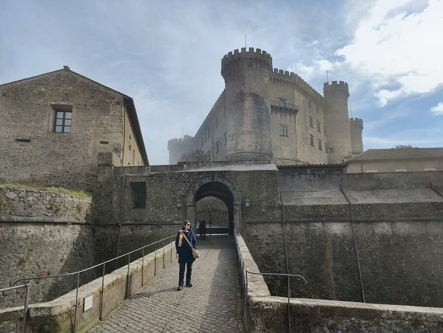 Bracciano - jezioro i zamek 1 Zamek Orsini-Odescalchi w Bracciano - most i wieża wjazdowa