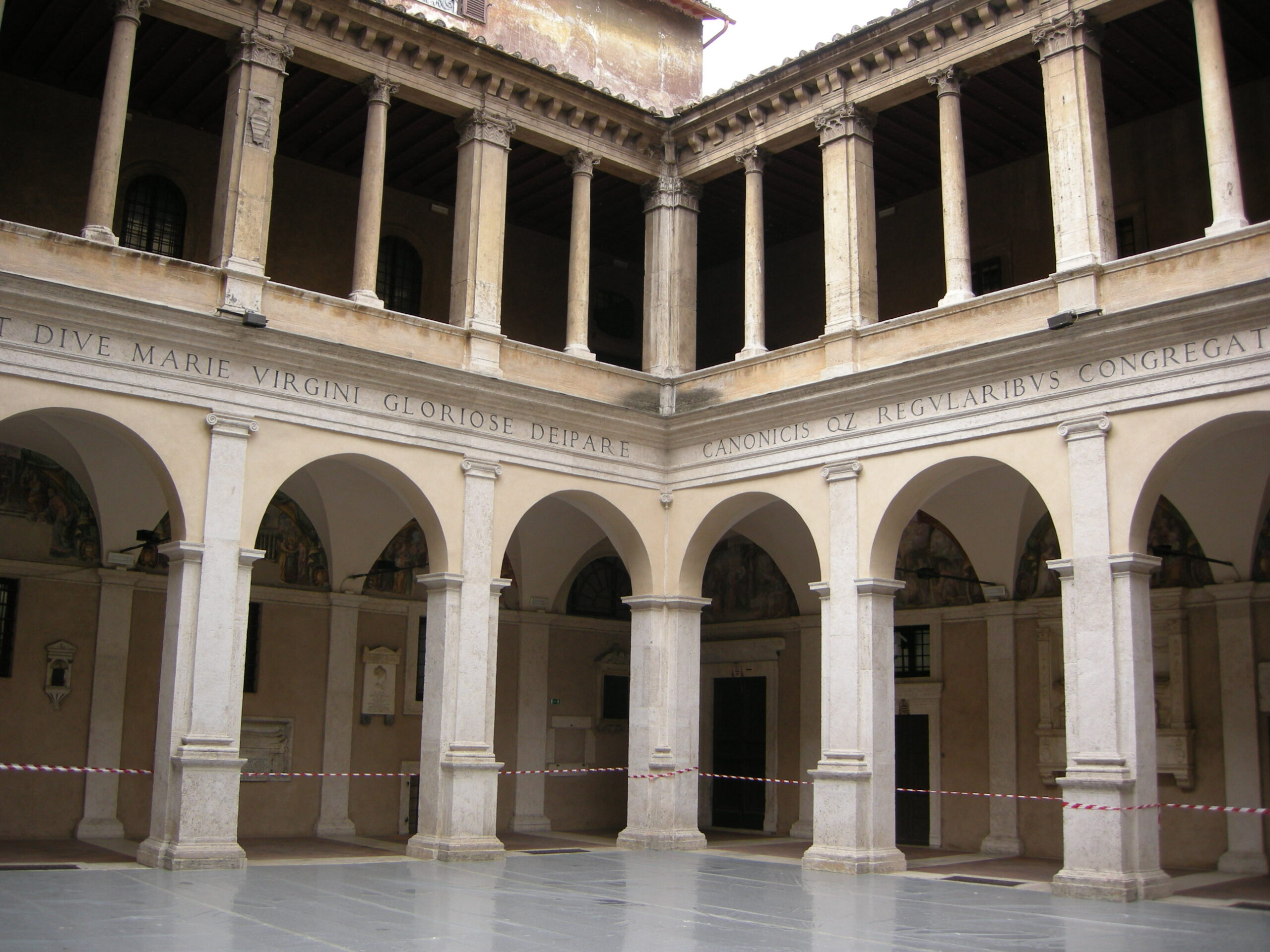 Santa Maria della Pace — Bramante, Rafael i barokowy teatr Pietra da Cortony 3 Krużganek Bramantego (Chiostro del Bramante) przy Santa Maria della Pace w Rzymie