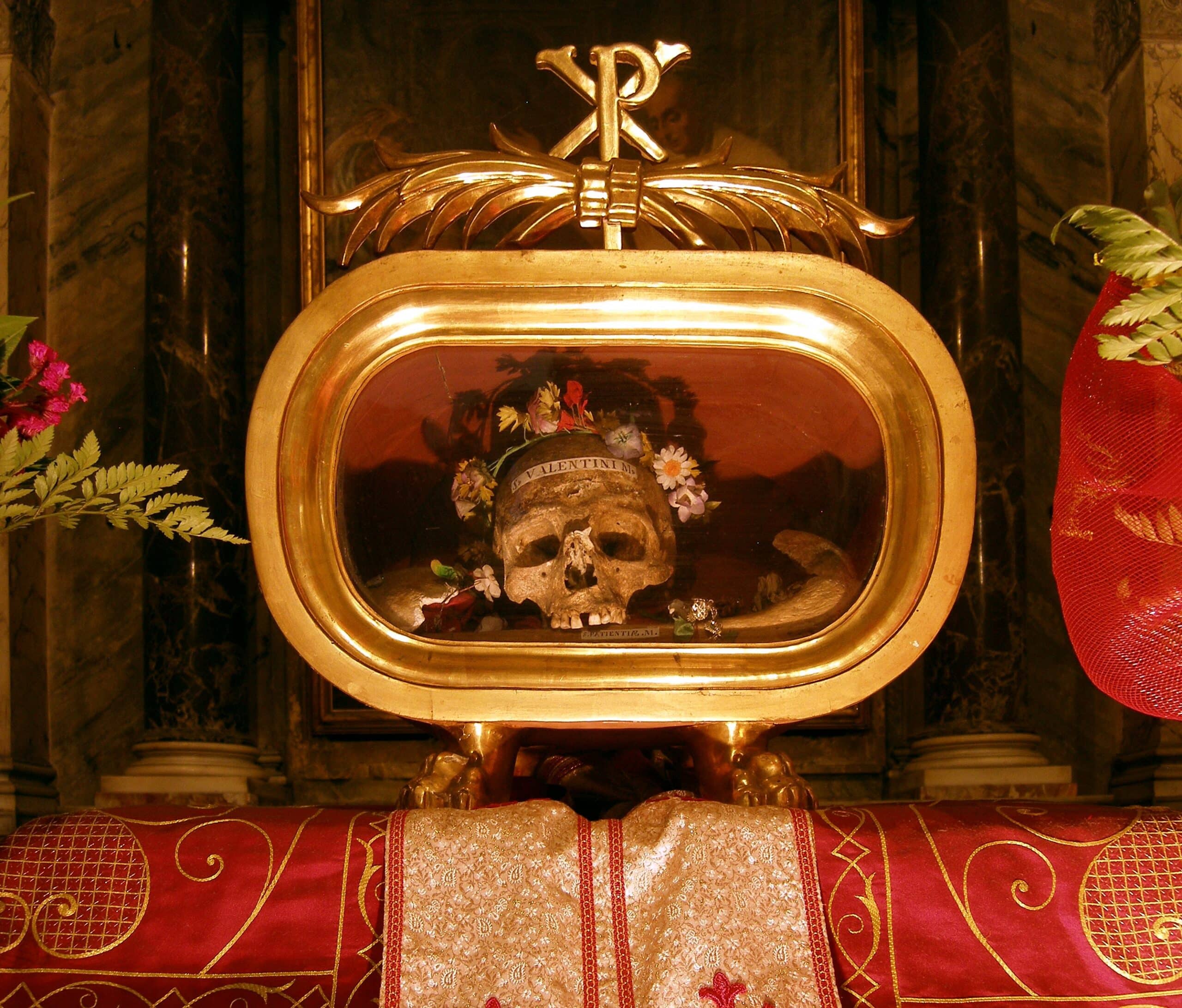Ozdobiony różami relikwiarz z czaszką w rzymskim kościele Santa Maria in Cosmedin, tradycyjnie przypisywany św. Walentemu
