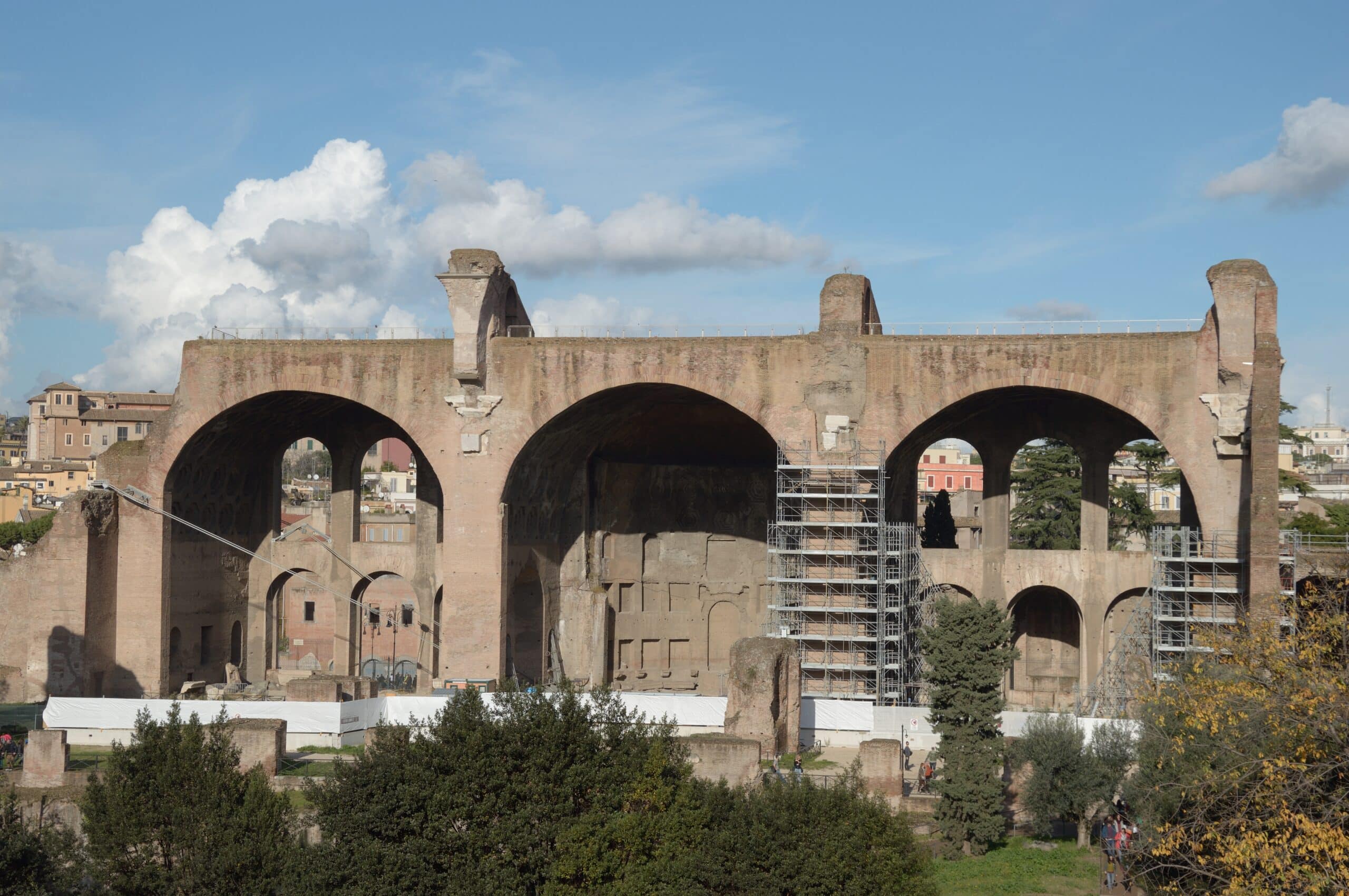 Forum Romanum — centrum antycznego Rzymu i centrum Europy 4 Bazylika Maksencjusza na Forum Romanum — gigantyczne sklepienia krzyżowe