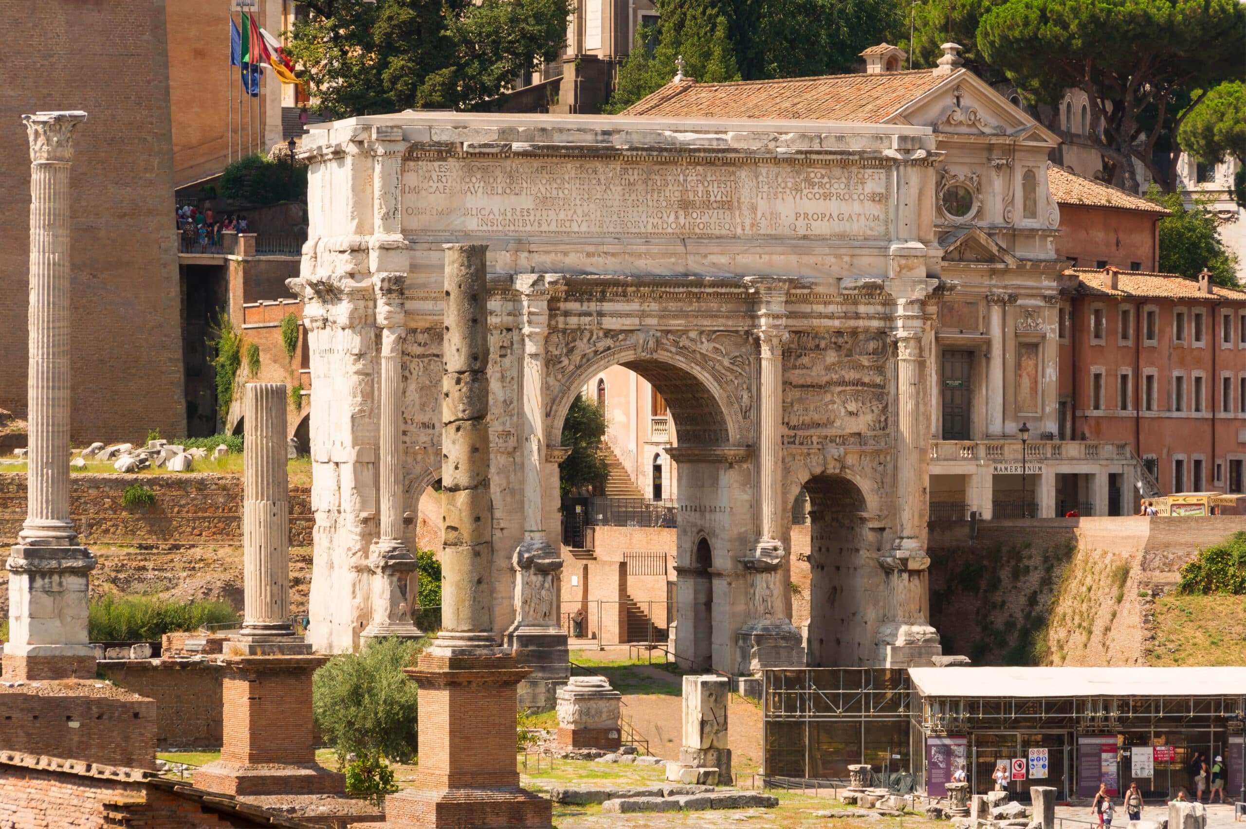 Forum Romanum — centrum antycznego Rzymu i centrum Europy 3 Łuk Septymiusza Sewera na Forum Romanum widziany od strony Kapitolu