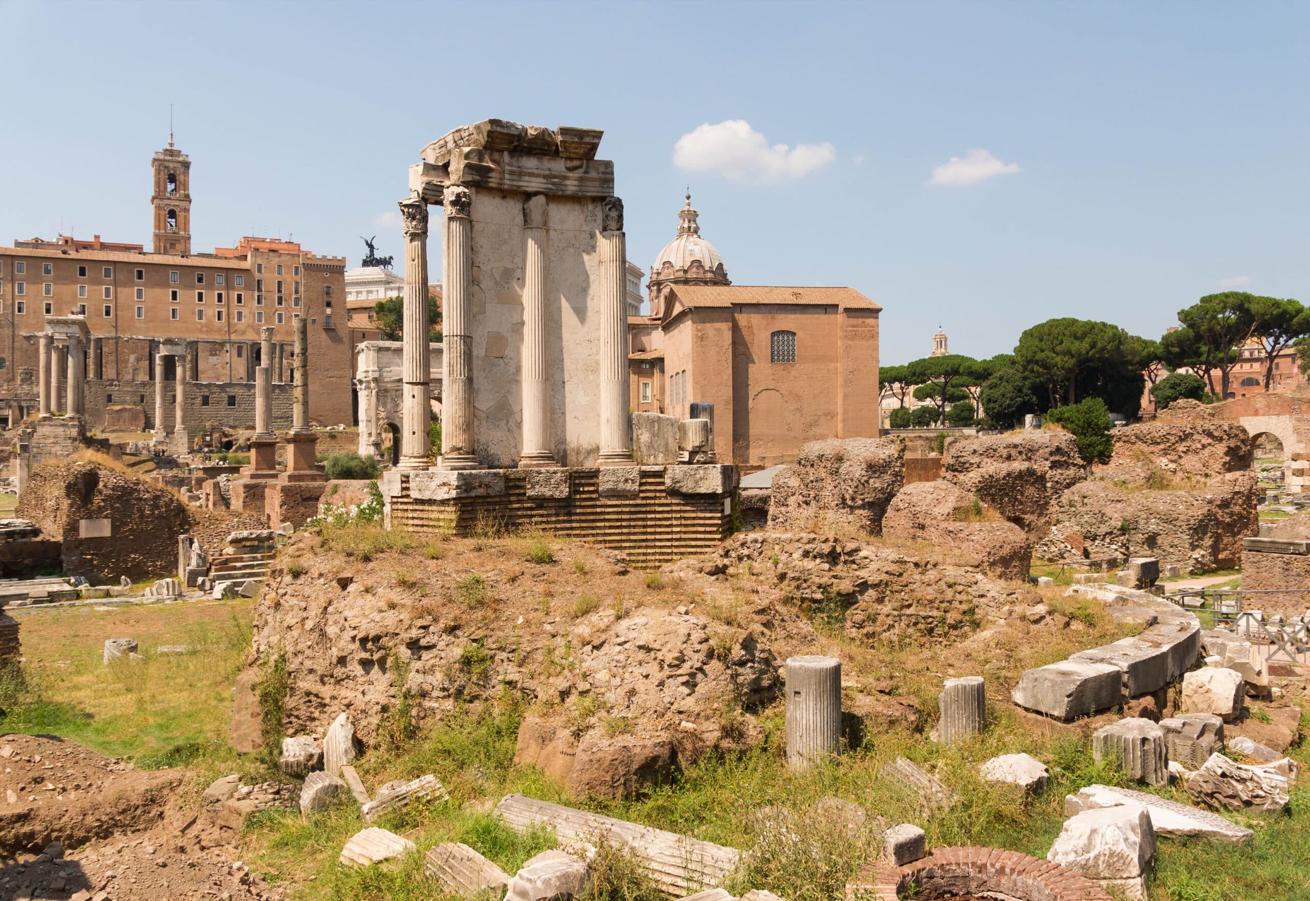 Forum Romanum — centrum antycznego Rzymu i centrum Europy 2 Świątynia Westy na Forum Romanum — okrągła budowla z kolumnadą