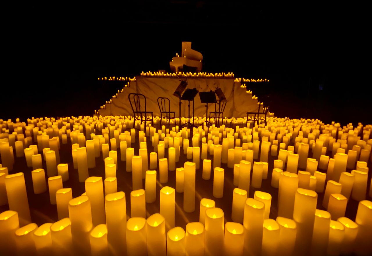 Koncerty przy świecach: Candlelight wraca do Rzymu latem 2026 1 Rzym koncerty Candlelight - elegancka scena oświetlona świecami, z fortepianem i pulpitami nutowymi, przygotowana do występu.