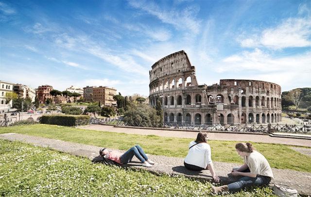 Koloseum - widok od strony światyni Wenus i Romy
