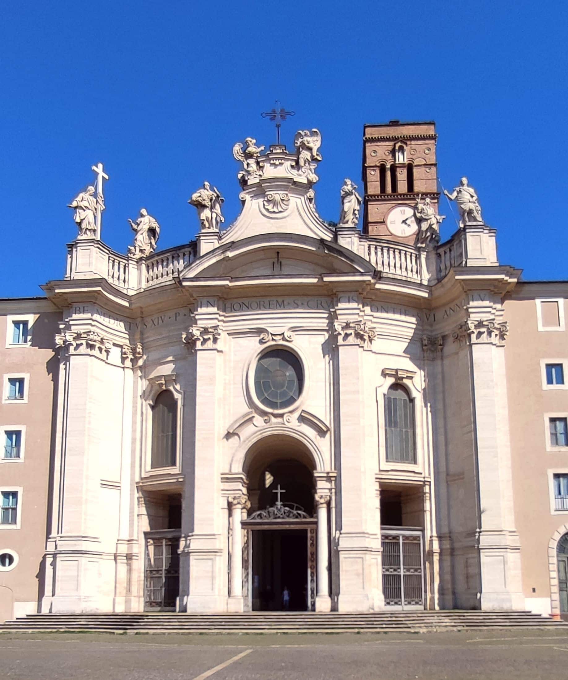 Fasada bazyliki Santa Croce in Gerusalemme w Rzymie
