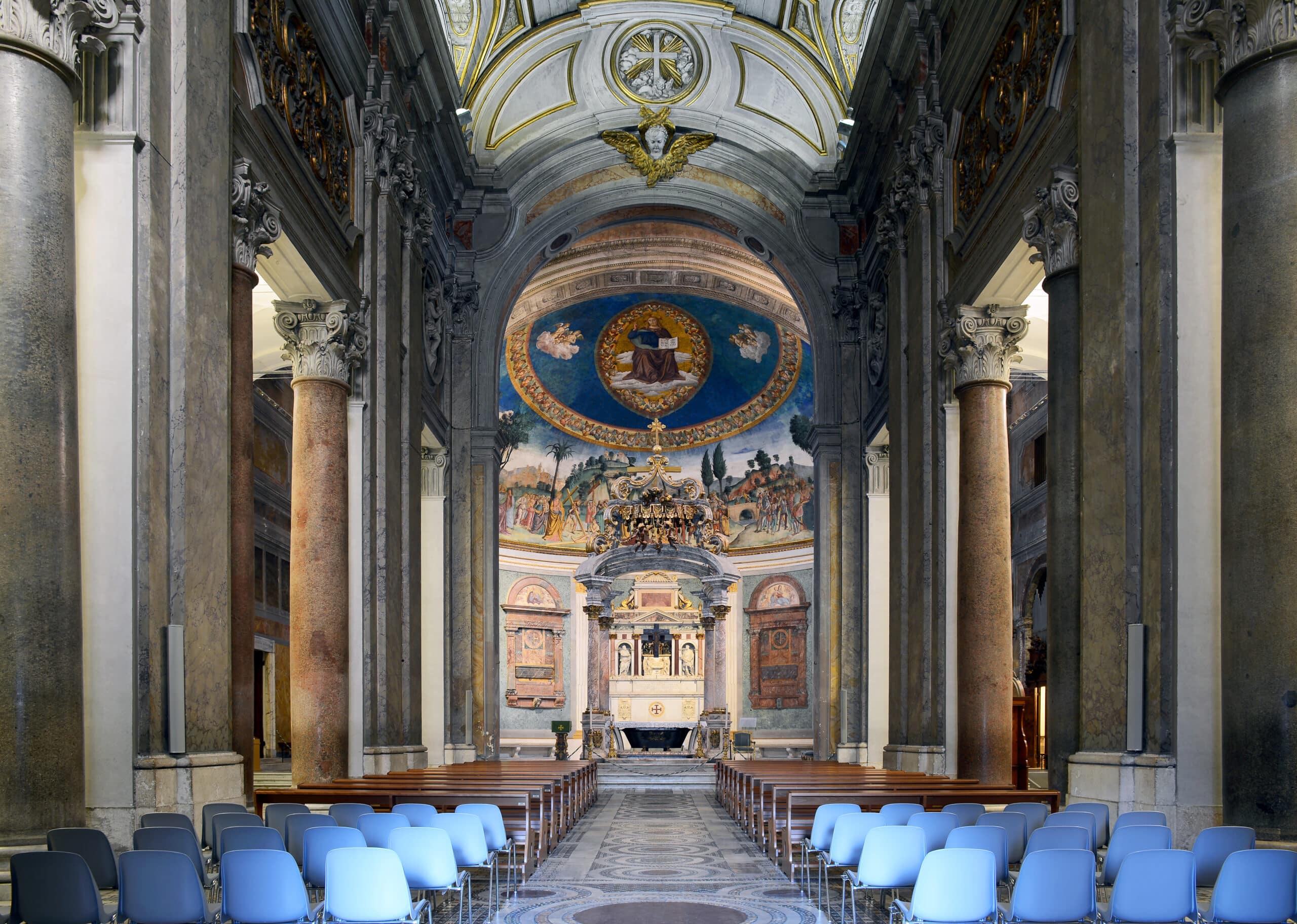 Wnętrze bazyliki Santa Croce in Gerusalemme, widok w stronę absydy