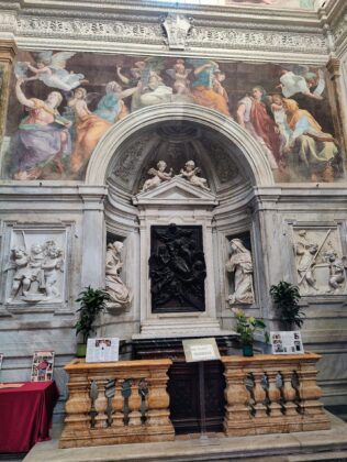 Santa Maria della Pace — Bramante, Rafael i barokowy teatr Pietra da Cortony 4 Santa Maria della Pace - kaplica Chigi