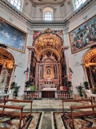 Santa Maria della Pace — Bramante, Rafael i barokowy teatr Pietra da Cortony 8 Santa Maria della Pace - główny ołtarz