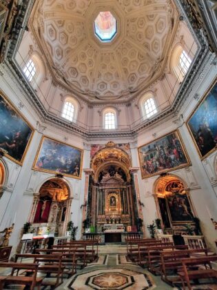 Santa Maria della Pace — Bramante, Rafael i barokowy teatr Pietra da Cortony 2 Santa Maria della Pace - nawa główna i kopuła