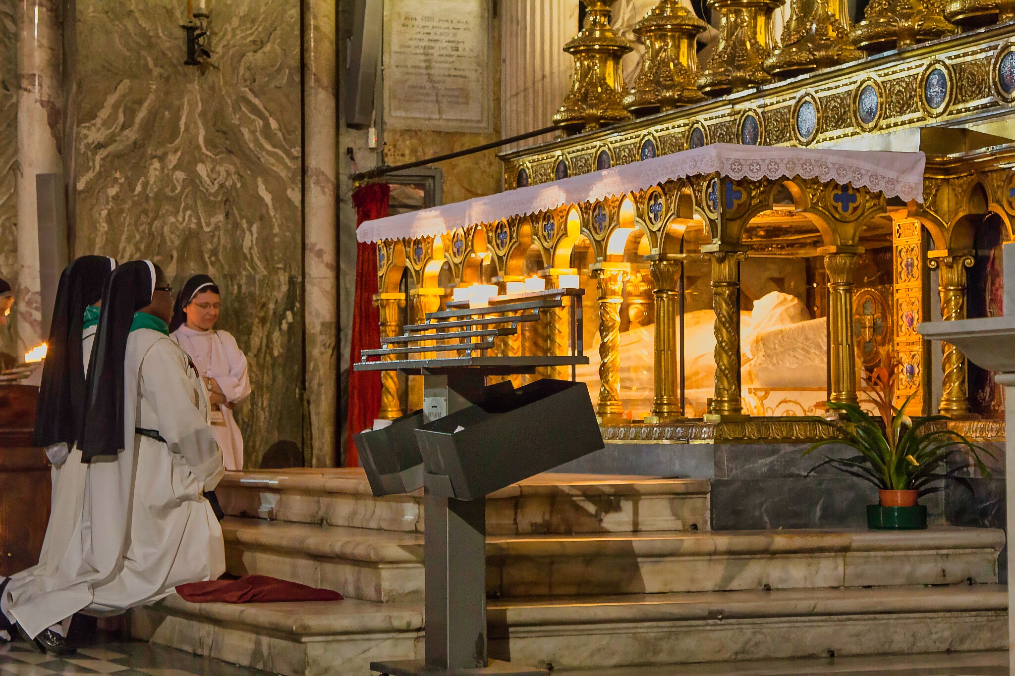 Bazylika Santa Maria sopra Minerva 7 Santa Maria sopra Minerva - grób św. Katarzyny ze Sieny pod ołtarzem głównym
