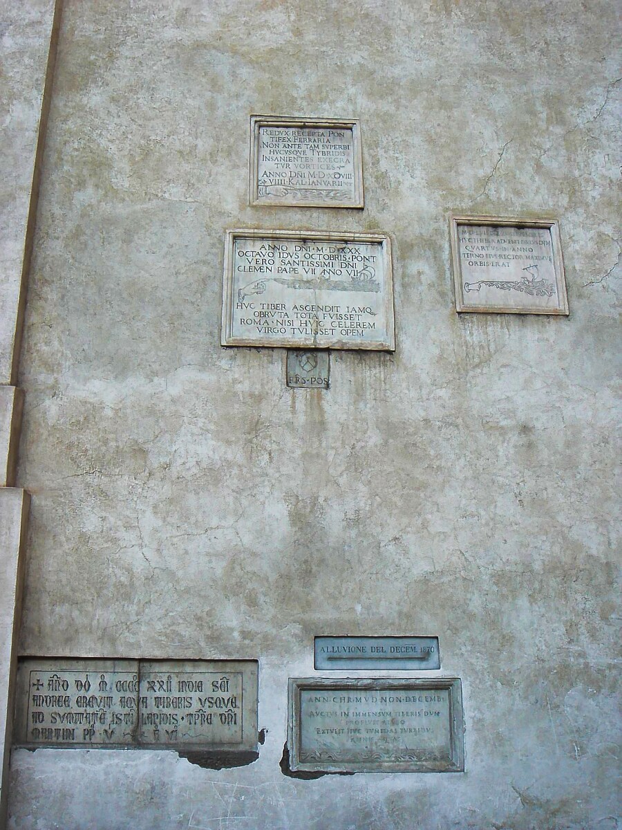 Wielkie powodzie Tybru — tragiczne dni w historii Rzymu 2 Powodzie w Rzymie - tablice powodziowe wmurowane w fasadę bazyliki Santa Maria sopra Minerva