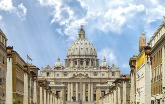 Kopuła bazyliki św. Piotra w Watykanie - widok od strony Via Conciliazione