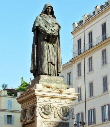 Plac Campo de' Fiori - pomnik Giordana Bruna