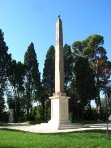 Rzym park Villa Celimontana - obelisk